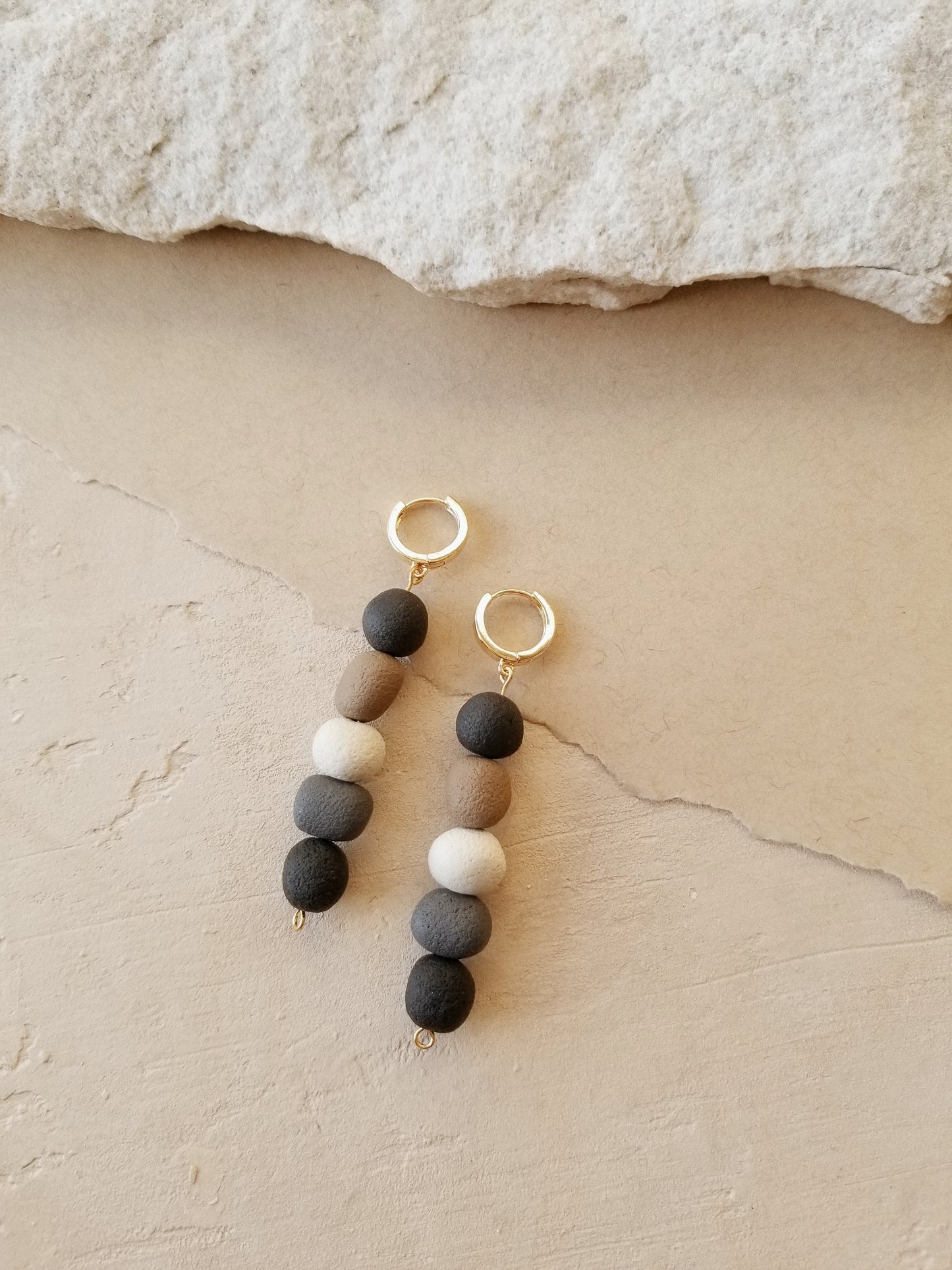 pebble leverbacks