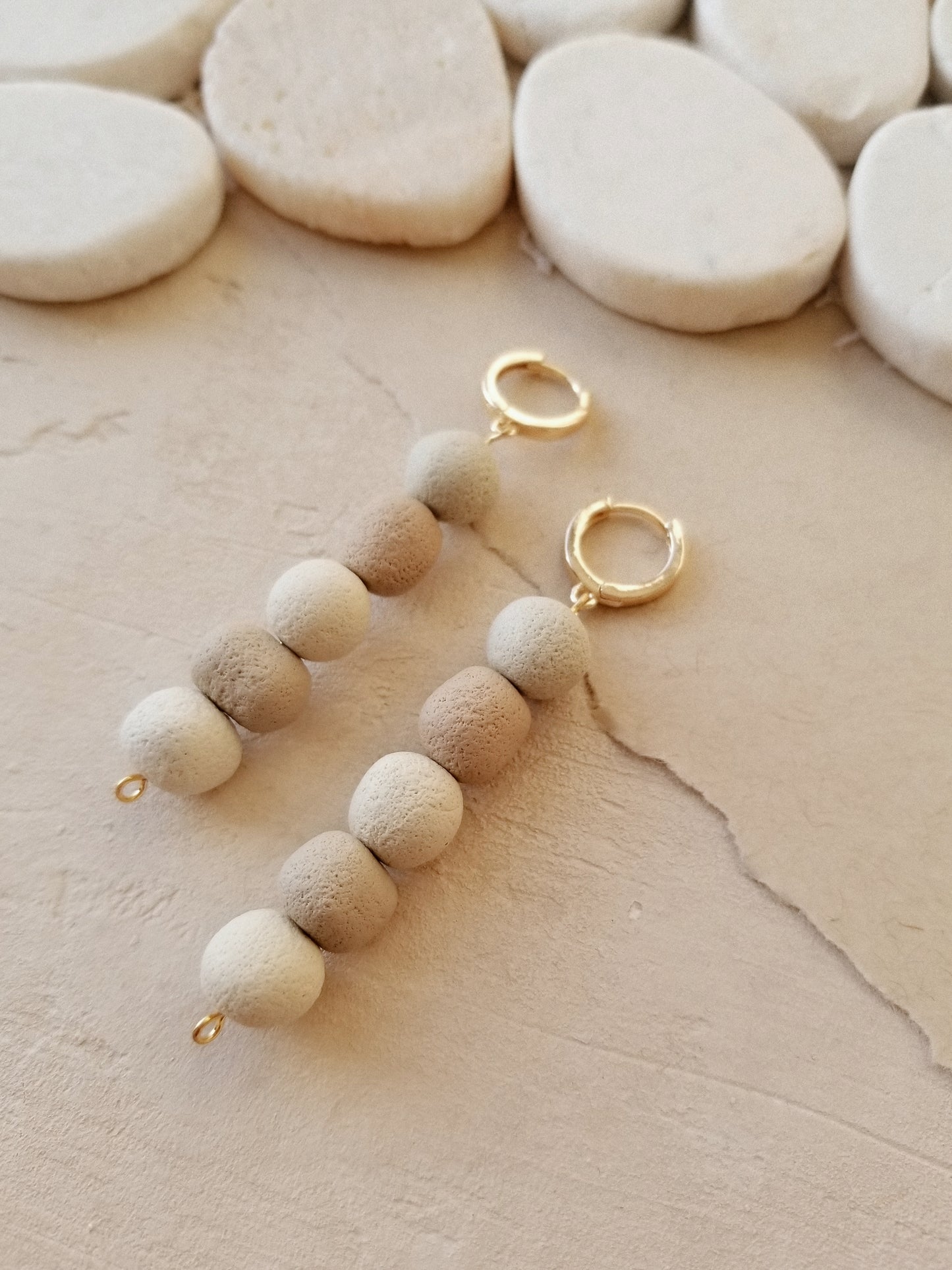 pebble leverbacks